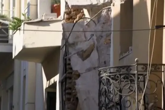 Atene, esplosione in edificio vicino Acropoli: 5 dispersi (3 turisti)