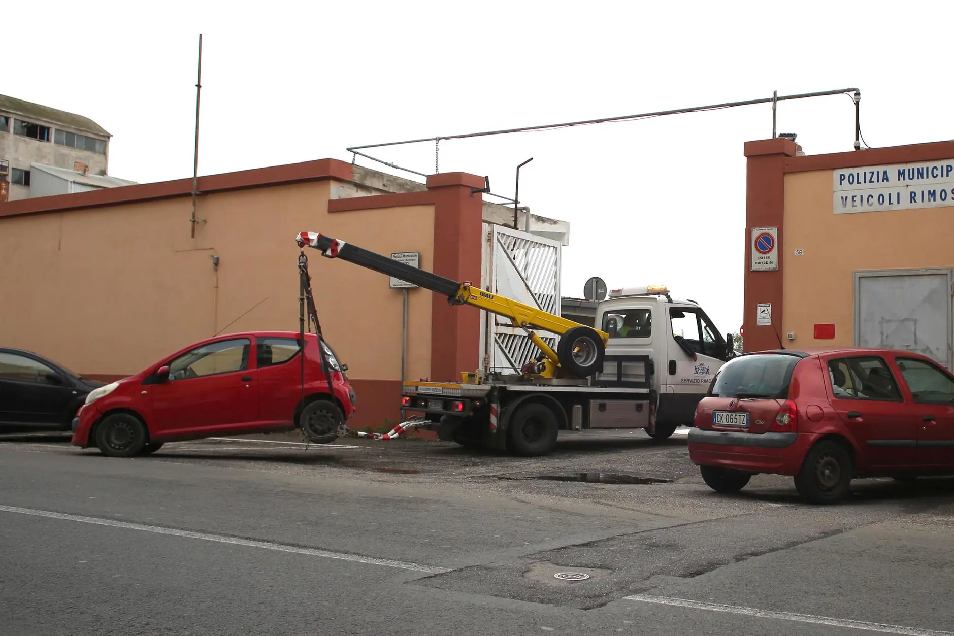 L'ingresso del deposito delle auto rimosse a Cagliari