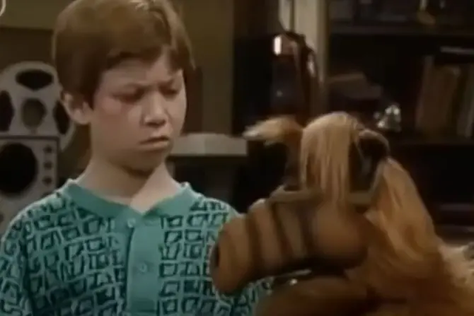 L'attore in una scena del telefilm col pupazzo Alf (da Youtube)