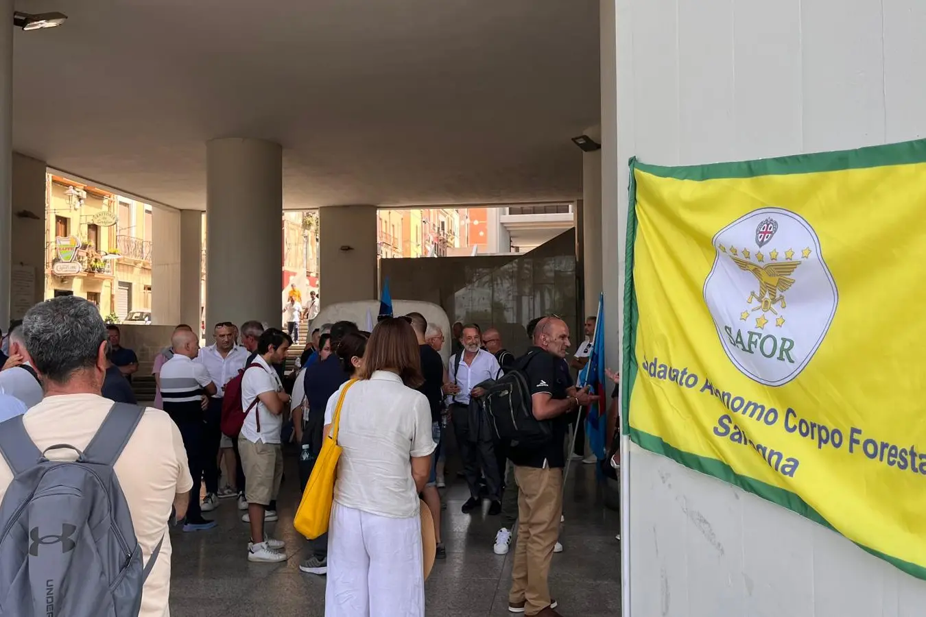 Incendi, sit-in dei forestali sotto il Consiglio regionale La protesta dei forestali (foto Murgia)