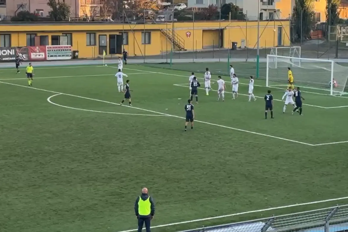 Calcio d'angolo per l'Olbia nel match col Real Monterotondo (foto Ilenia Giagnoni)