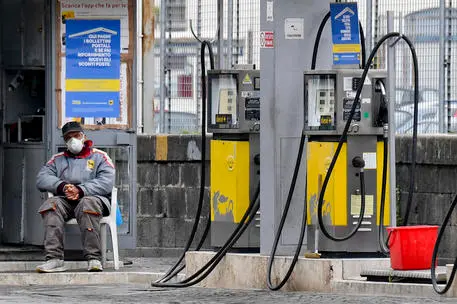 Un distributore di benzina (Ansa)