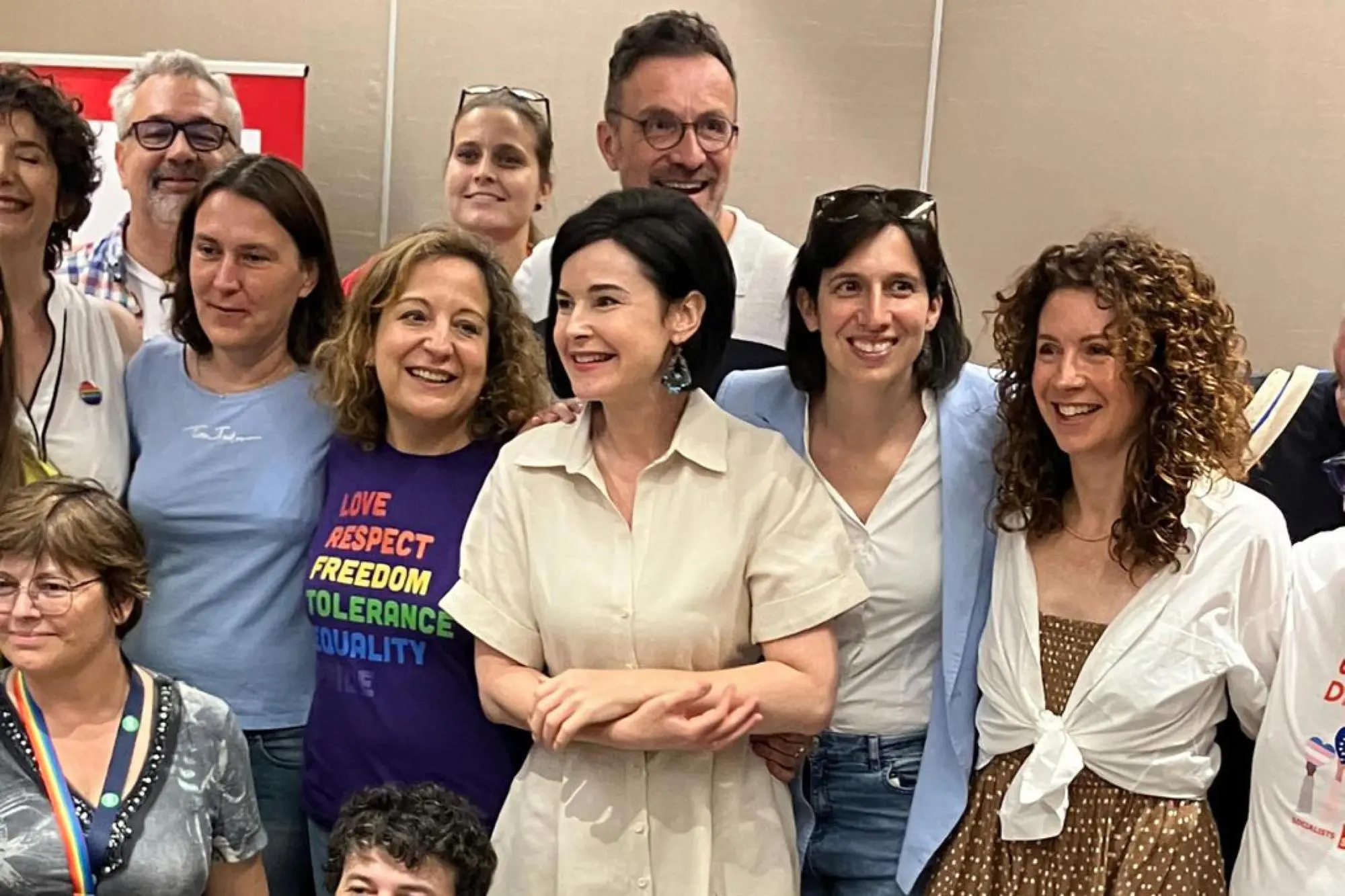 La segretaria del Pd, Elly Schlein in conferenza stampa a Budapest (Ansa)