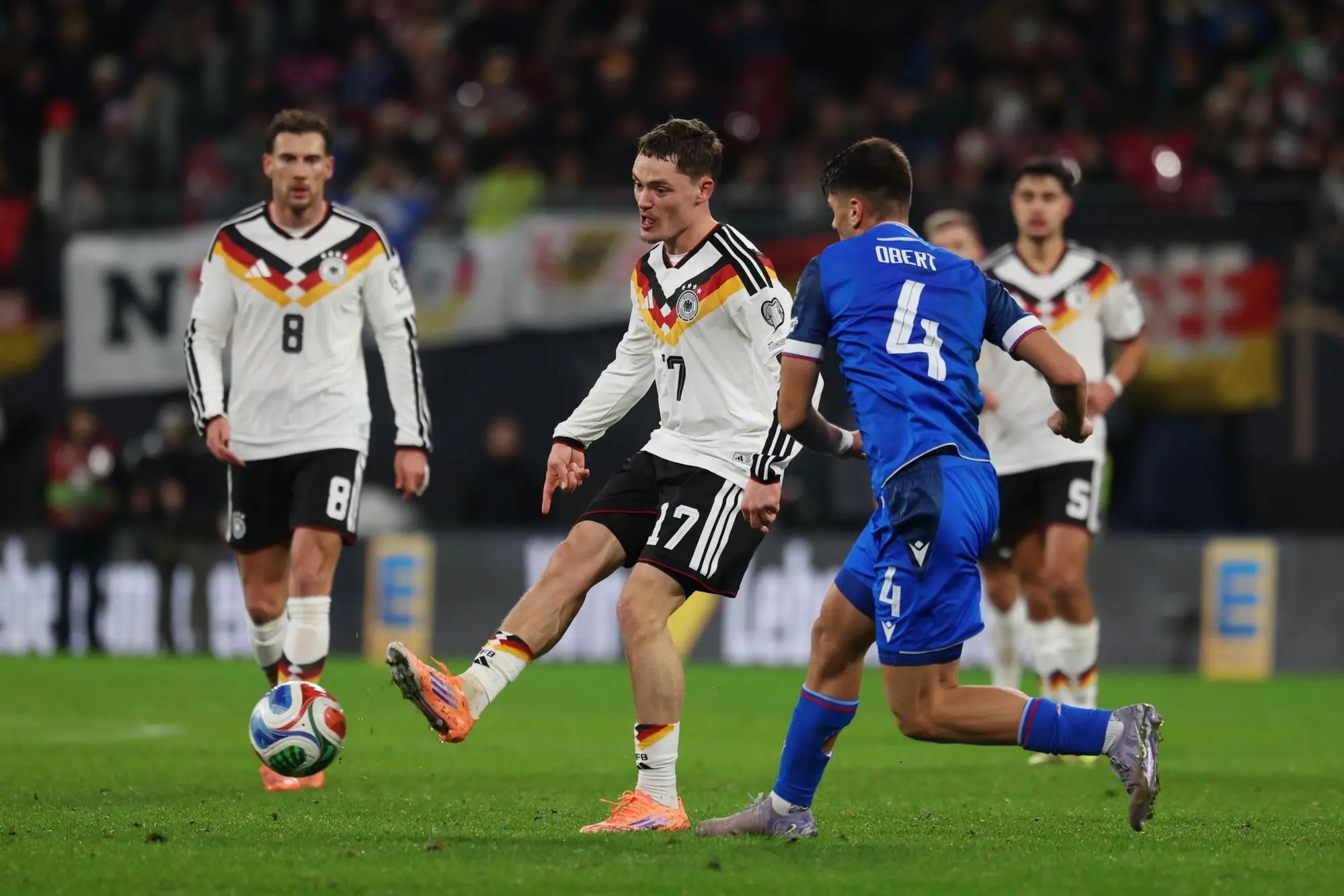 Adam Obert cerca di contrastare il tedesco Florian Wirtz (Ansa-Epa-Singer)