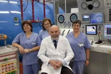 Cagliari, Iperbarica Ospedale Marino: il dott. Paolo Castaldi con la sue equipe (Elisabetta Messina)