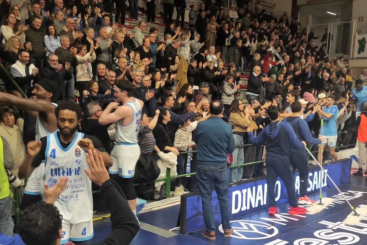 Il giro di campo della Dinamo a fine gara (foto G. Marras)