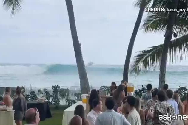 Onde giganti travolgono un banchetto di nozze alle Hawaii