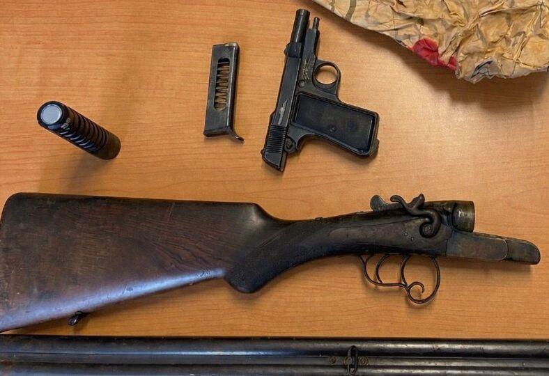 Pistola, fucile e munizioni: un arresto