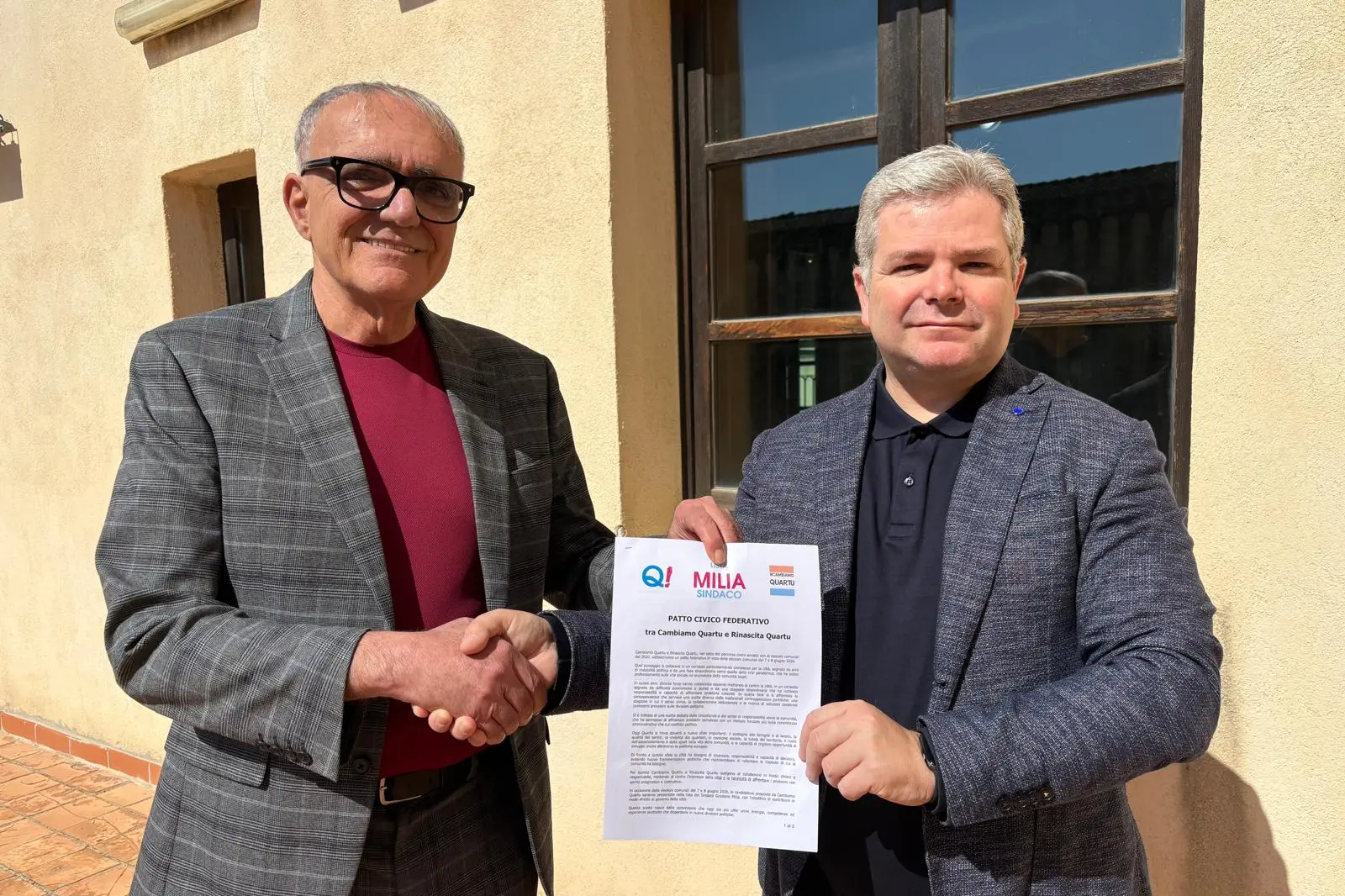 La stretta di mano per accordo civico in vista del voto di giugno (foto Serreli)