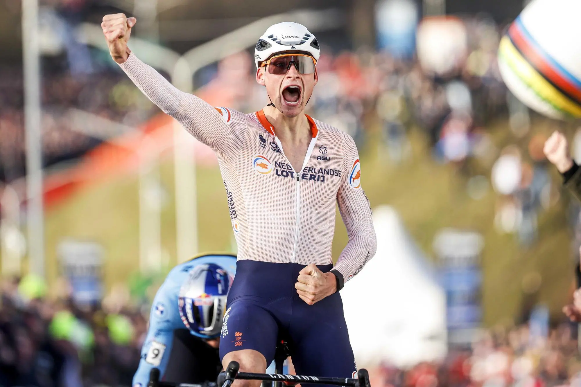 Mathieu van der Poel trionfa al mondiale di ciclocross davanti al rivale Wout Van Aert (Ansa)