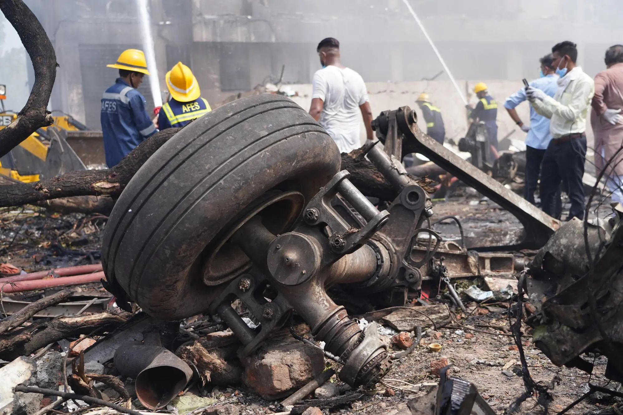 Ahmedabad, le immagini dopo il disastro aereo (foto Ansa/Epa)