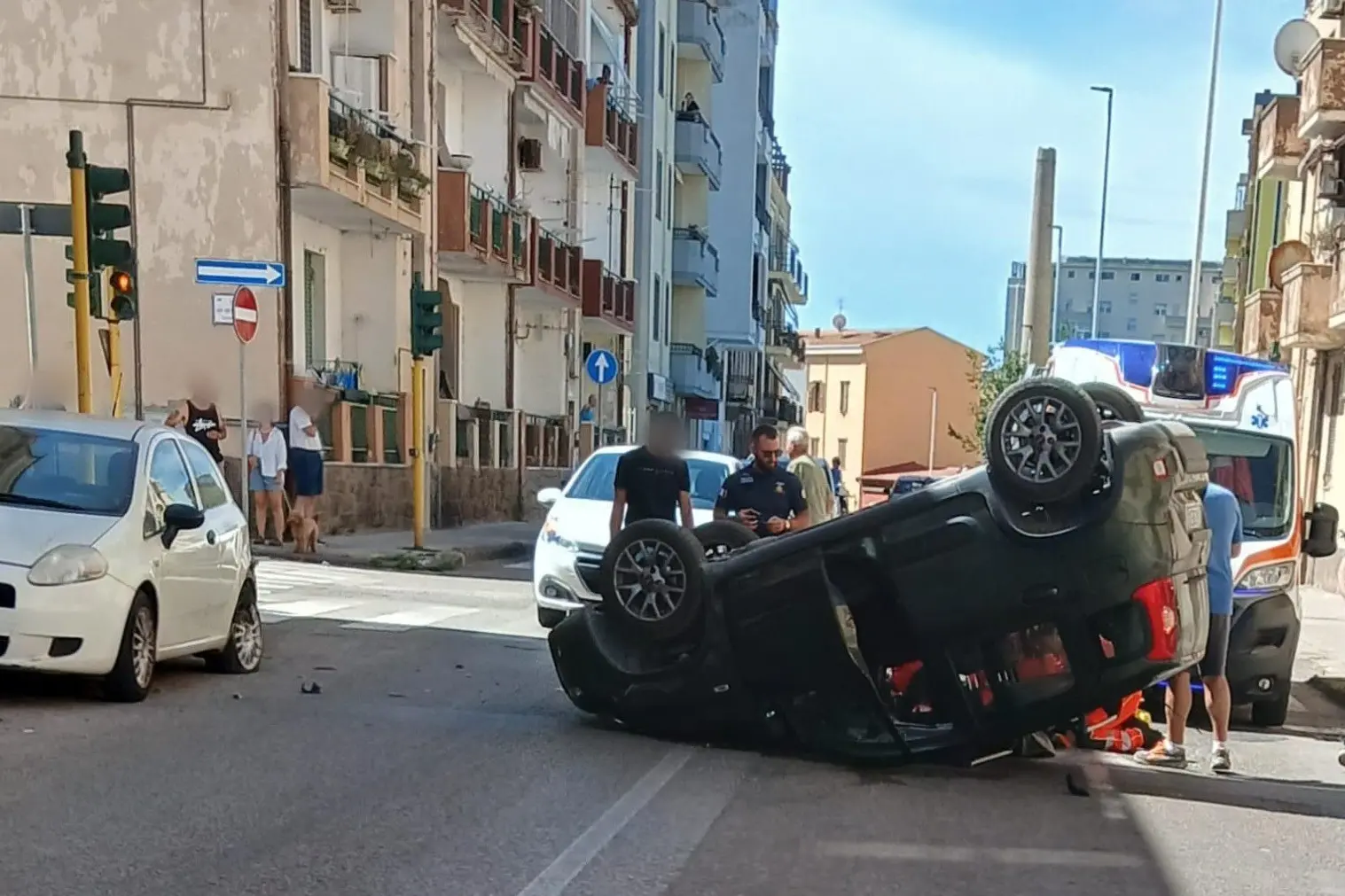 Auto cappottata in viale Sicilia