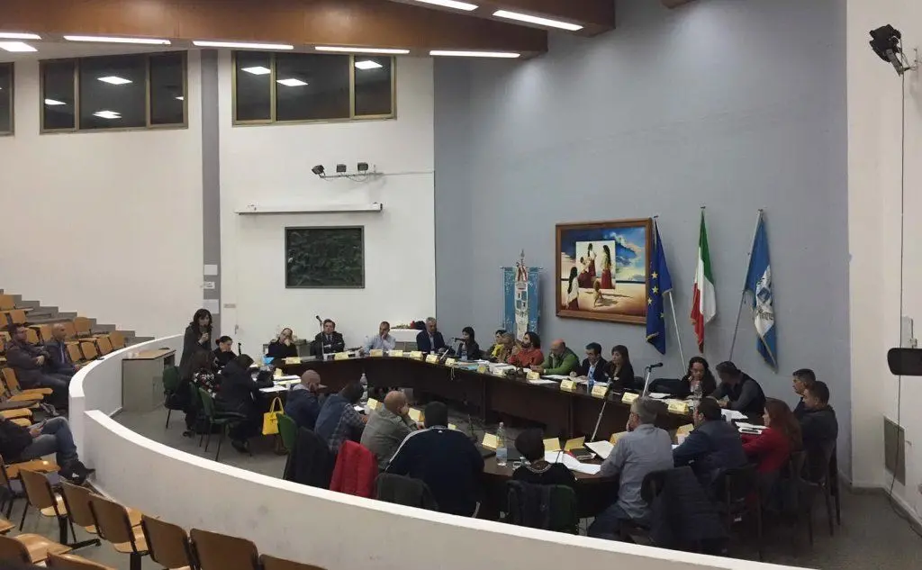 La sala consiliare del Comune di Sinnai col sindaco Aledda (foto L'Unione Sarda - Serreli)