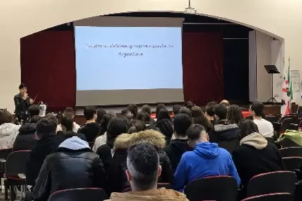 Incontro al Liceo Galilei di Macomer sull'emigrazione e presentazione del libro Desaparecidos (foto Oggianu)