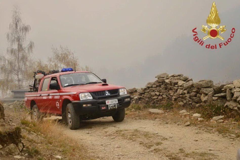 Bruciano i boschi del Piemonte: centinaia di pompieri in azione, smog alle stelle