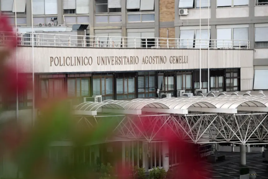 Il Policlinico Gemelli (Ansa)