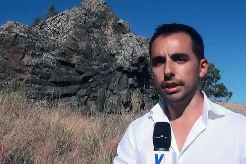 Il direttore del Geomuseo del Monte Arci Luigi Sanciu davanti al monumento naturale del cuscino di lava di Masullas (foto L'Unione Sarda - Pintori)