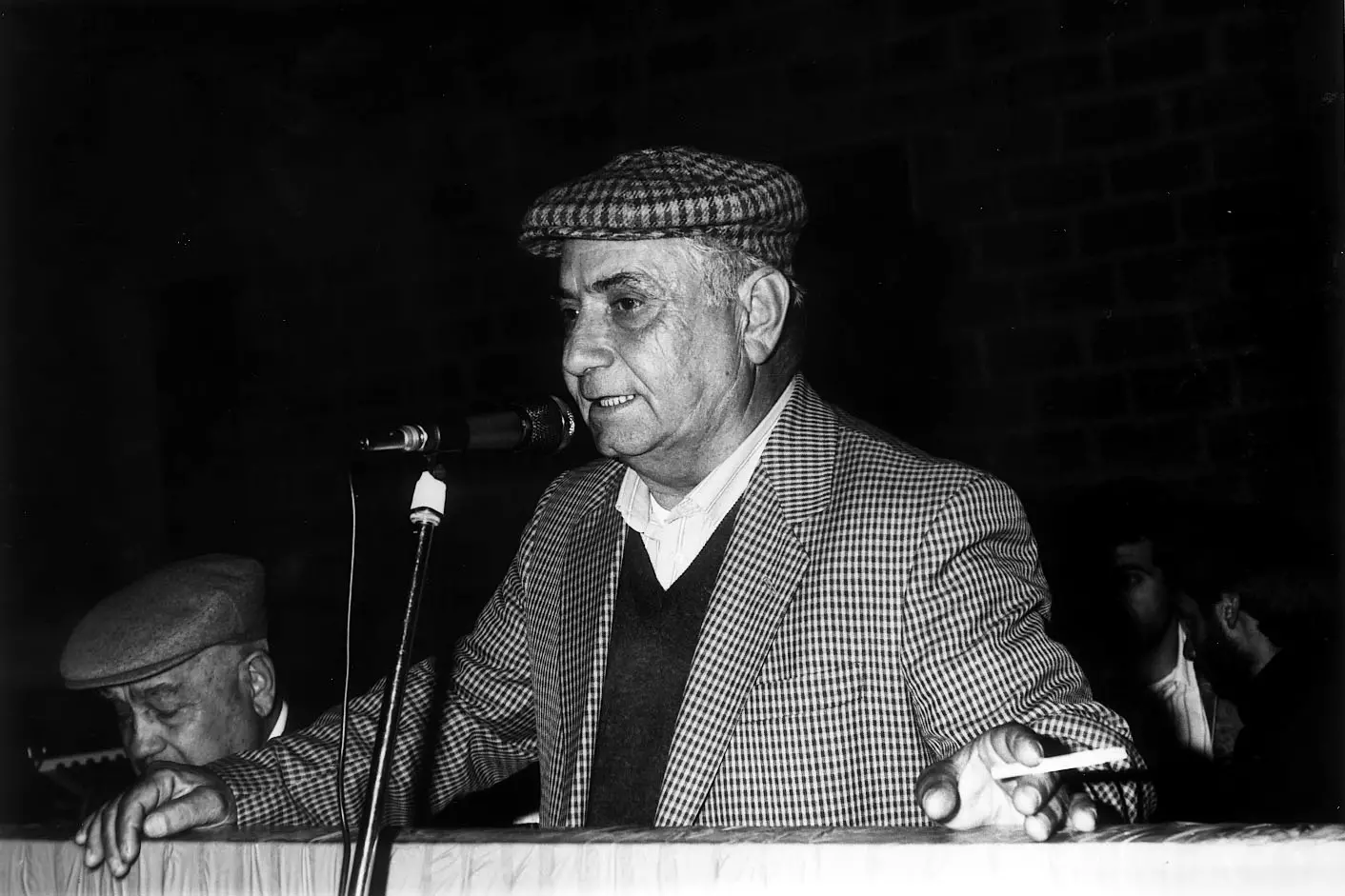 Il poeta Franziscu Mura sul palco (Foto Luigi pambira nell'archivio de L'Unione Sarda)