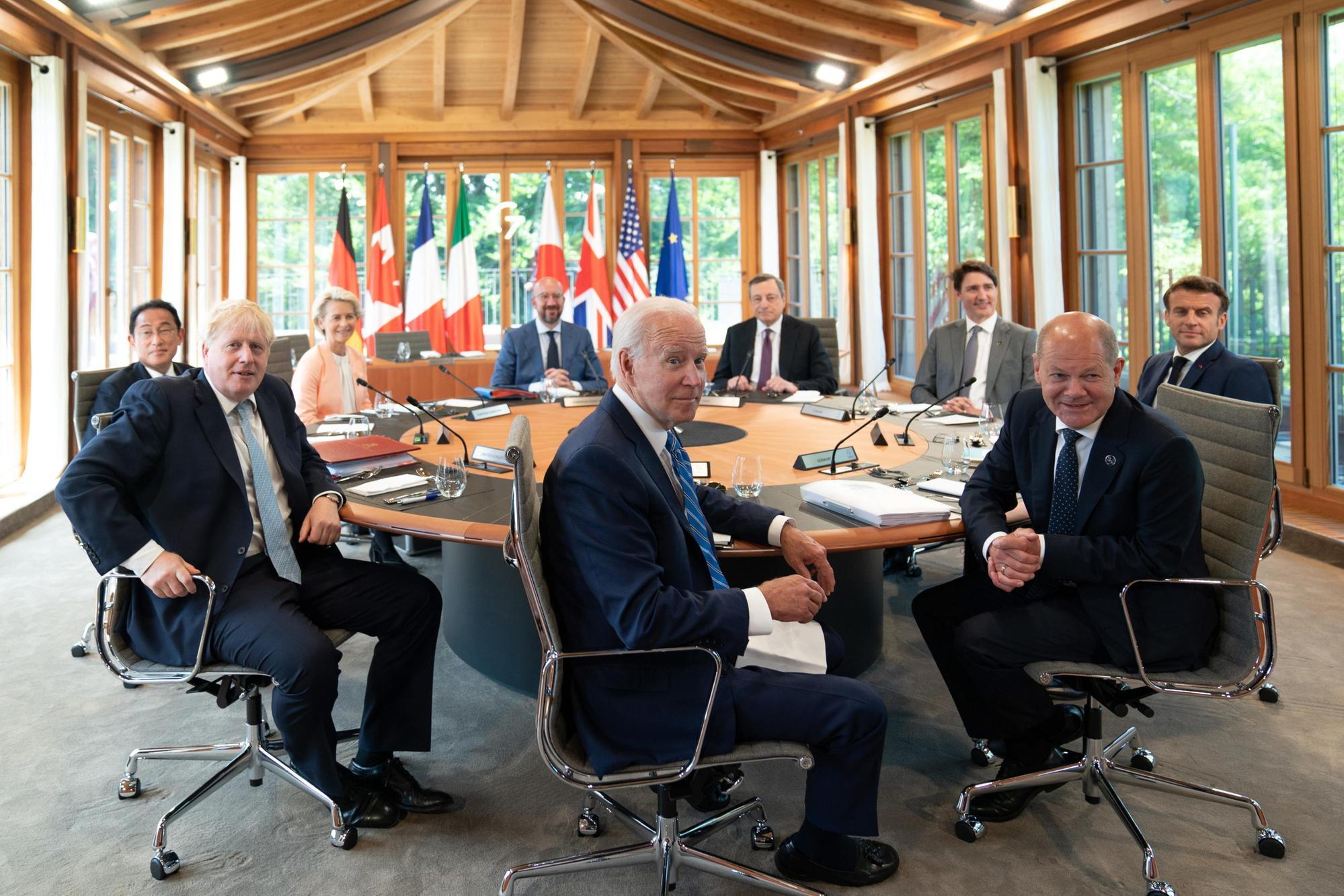 Si apre il G7, Johnson a Macron: “Non è il momento di negoziare con la Russia”