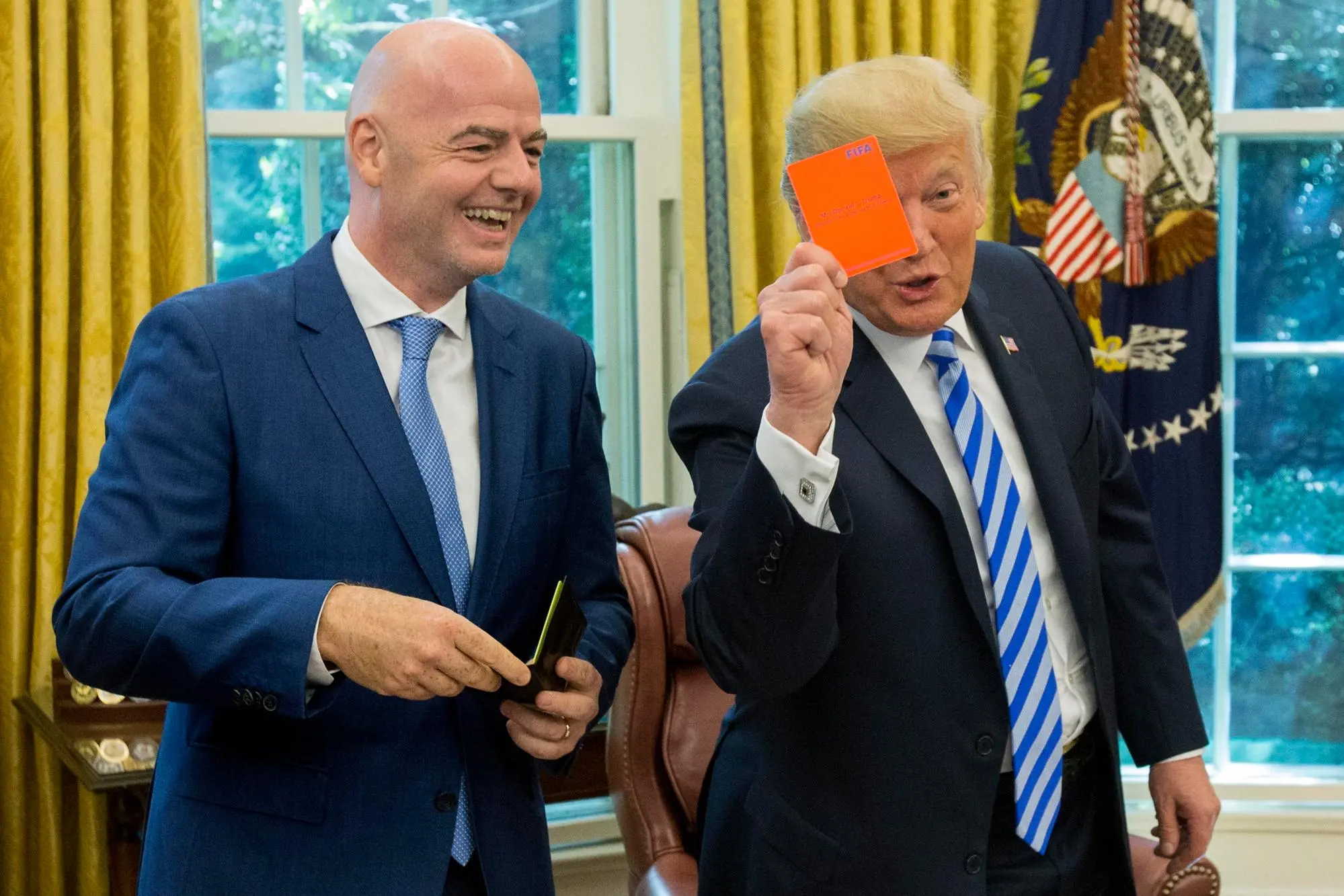 Gianni Infantino, presidente della Fifa, e Donald J. Trump, presidente degli Usa, prima del via ai Mondiali di calcio 2026 (EPA/MICHAEL REYNOLDS)