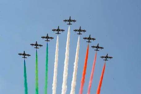 Le Frecce Tricolori danno spettacolo nei cieli di Alghero