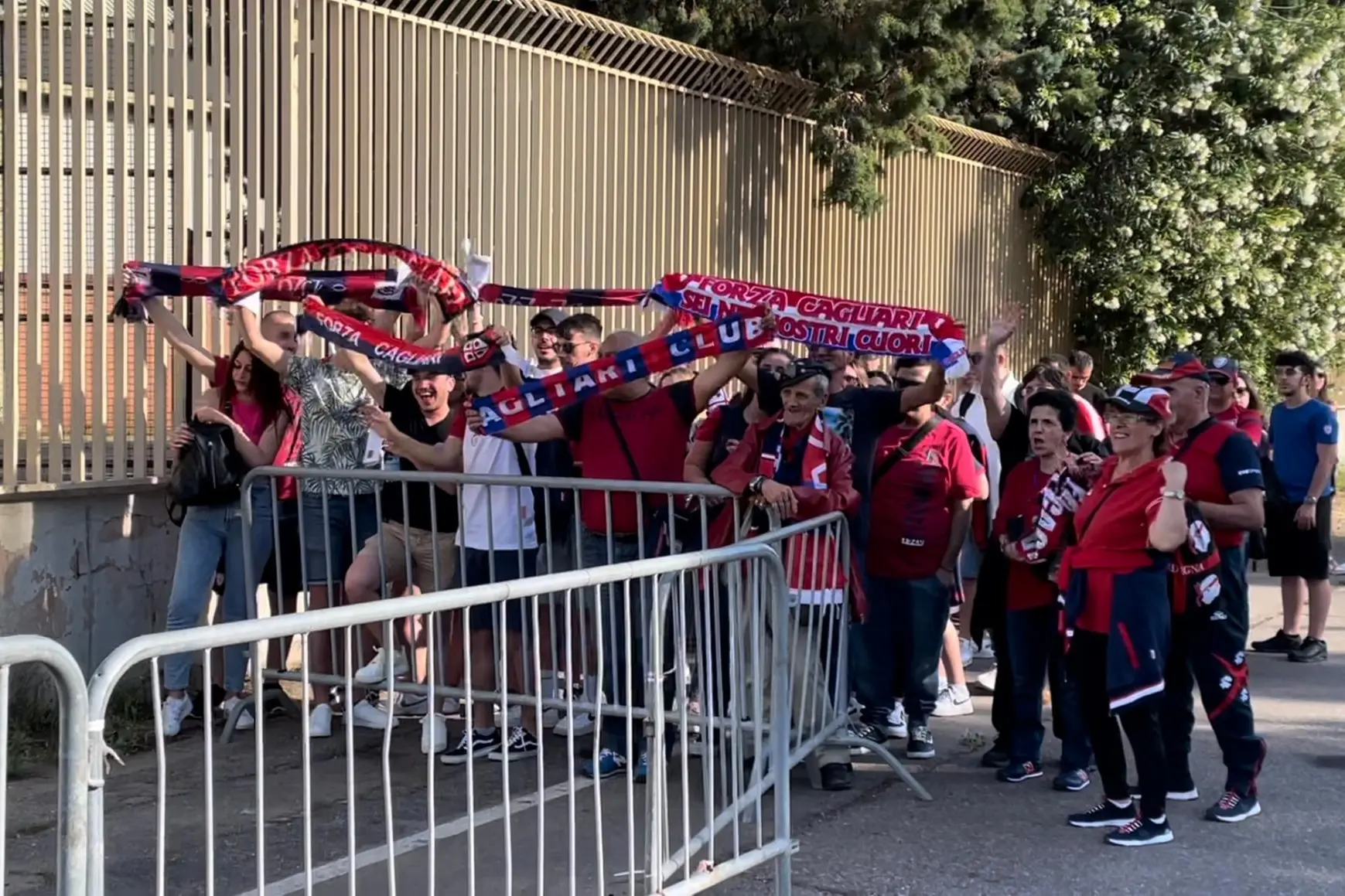 L’entusiasmo dei tifosi del Cagliari all’apertura dei cancelli alla Fiera (foto Spignesi)