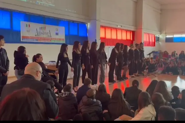 Studenti dell'Amsicora durante la rappresentazione teatrale