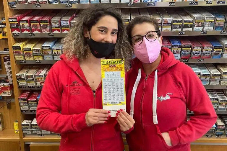 Le due ragazze che lavorano all'edicola di Terralba (foto Pinna)