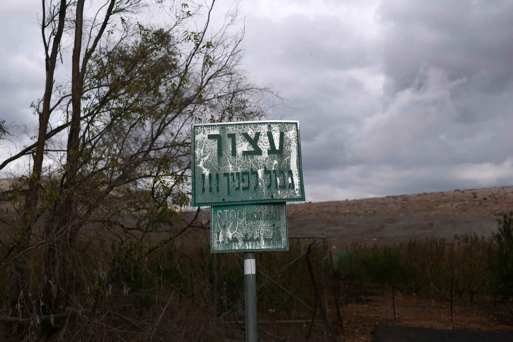 epa12529107 A border signpost along the Israeli-Lebanese border near the Avivim settlement, northern Israel, 16 November 2025. EPA/ATEF SAFADI