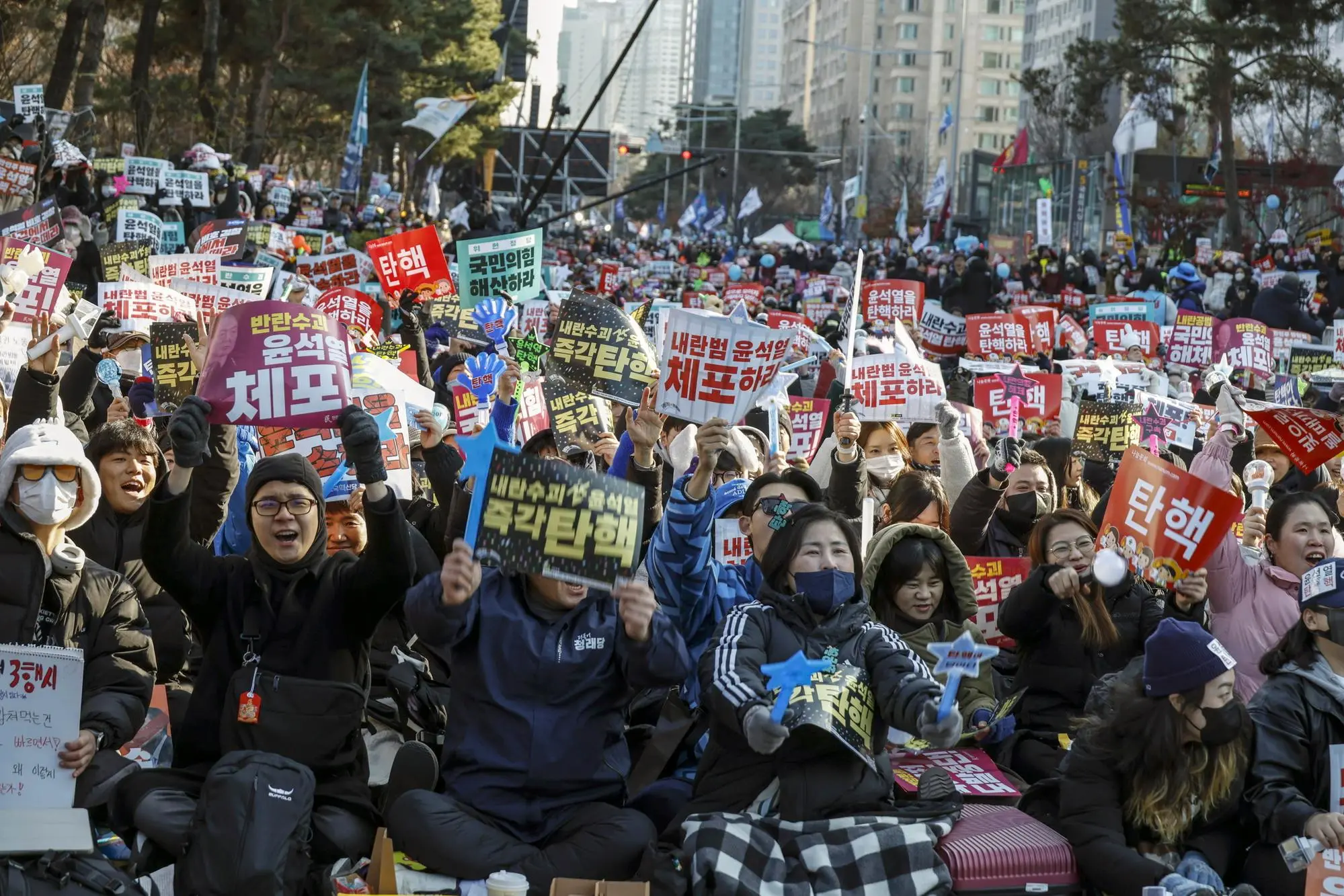 Manifestanti a Seul (foto Ansa/Epa)