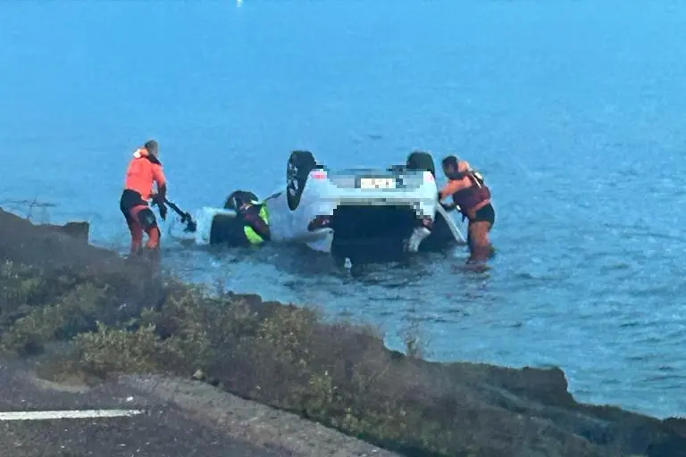 L'auto ribaltata (Foto L'Unione Sarda)