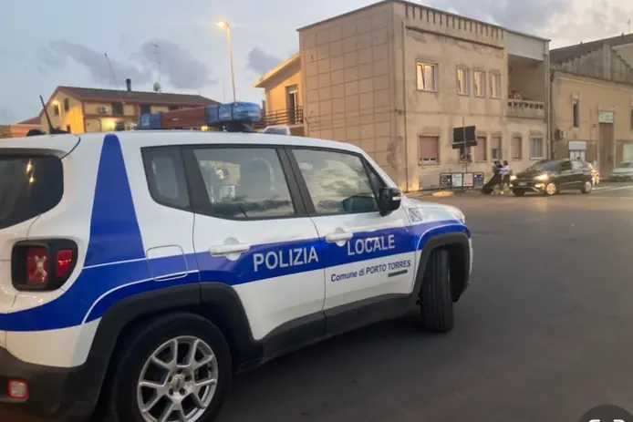Mezzi della polizia locale di Porto Torres (foto Pala)