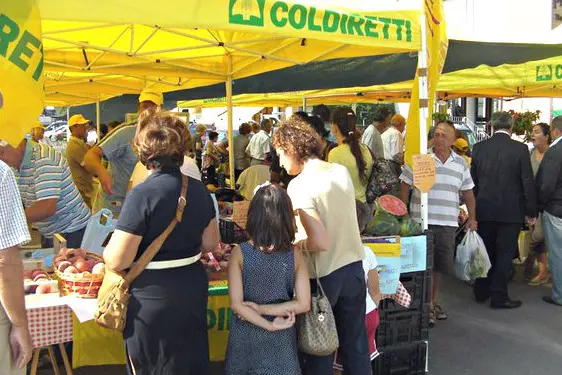 Un mercatino della Coldiretti (Archivio)