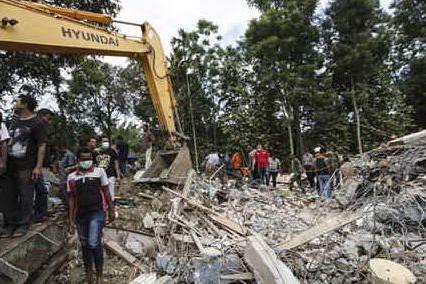 Terremoto di magnitudo 6.8 al largo di Sulawesi: allerta tsunami