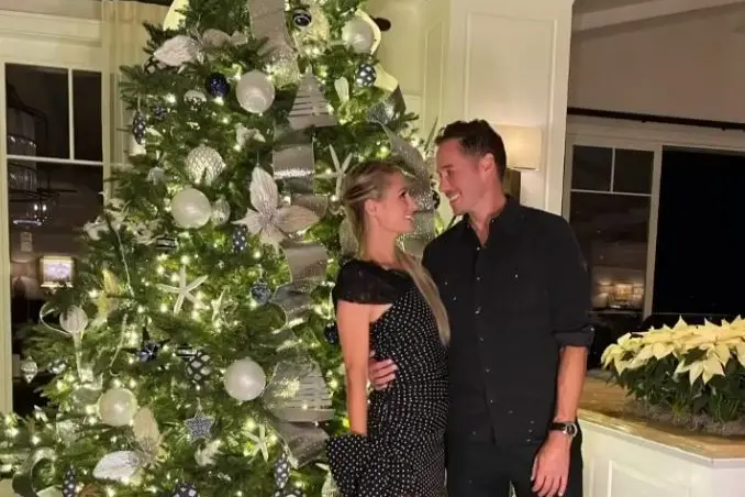 Il tradizionale scatto di coppia natalizio (Instagram Paris Hilton)