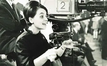 Mariele (vero nome Maria Rachele) durante la direzione del coro (dal sito ufficiale del Piccolo Coro dell'Antoniano)