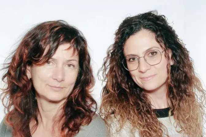 La pittrice Olga Murgia (a sinistra) e Alessandra Sannino (foto concessa)