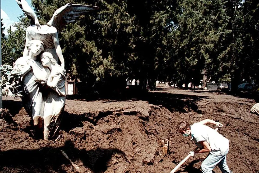 Lavori per liberare dal fango il cimitero di Sarno investito dalla frana