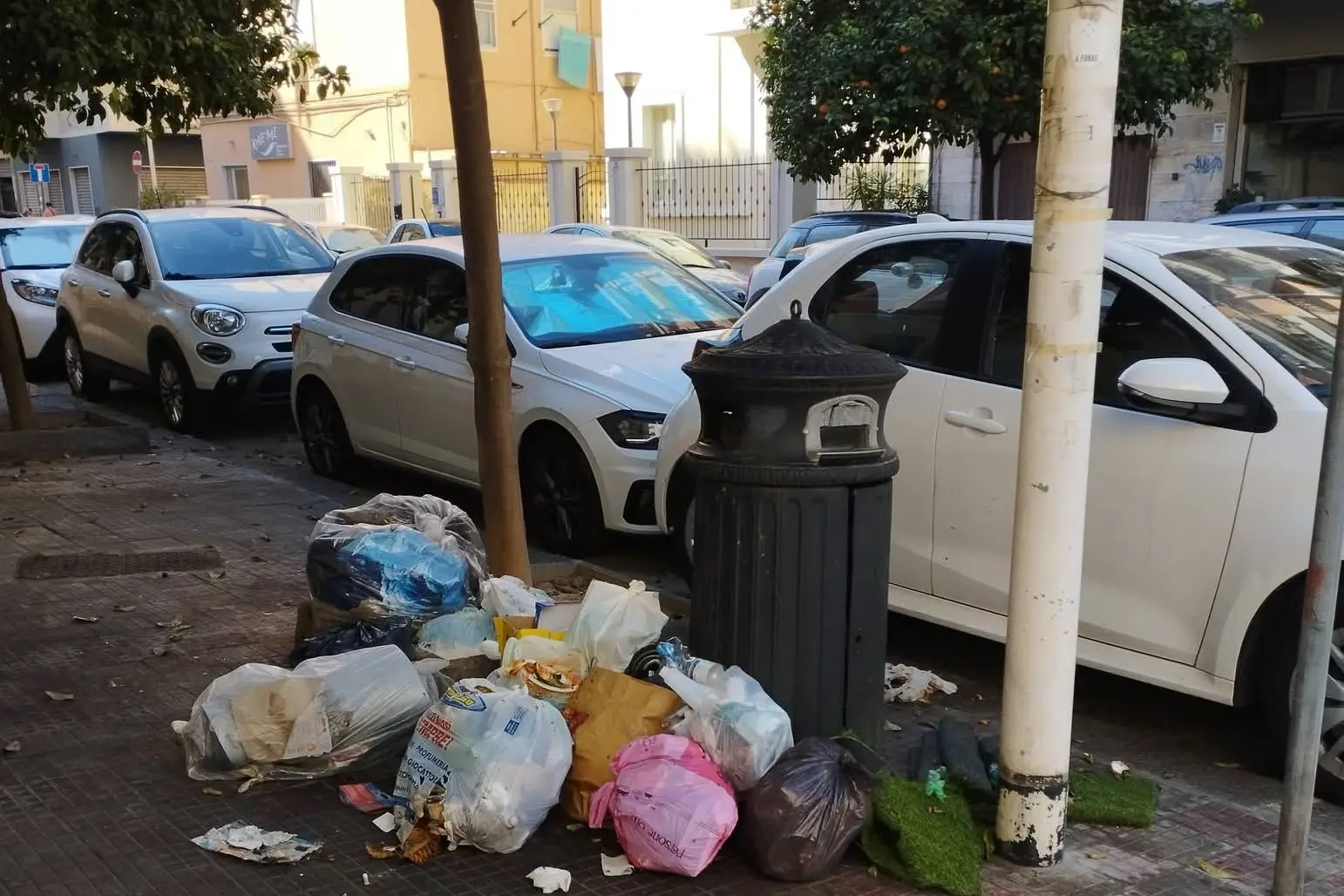 Rifiuti abbandonati a Cagliari
