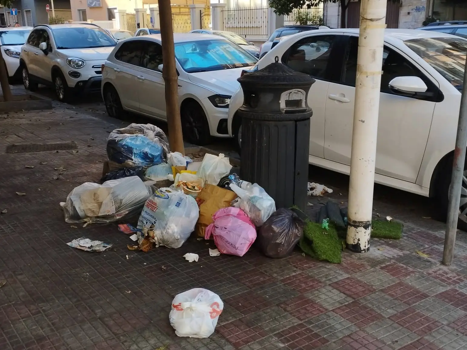 Rifiuti abbandonati a Cagliari