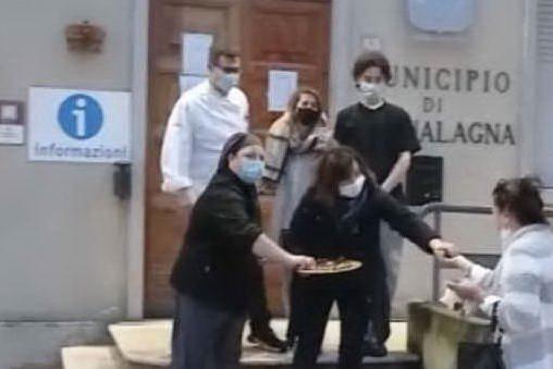 Singolare protesta dei ristoratori ad Acqualagna: tartufi regalati ai passanti
