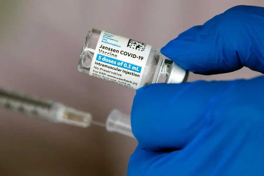 Il vaccino prodotto da Johnson&Johnson (Ansa)