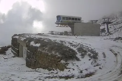 La neve sul Bruncu Spina in un’immagine della webcam di Baku Meteo