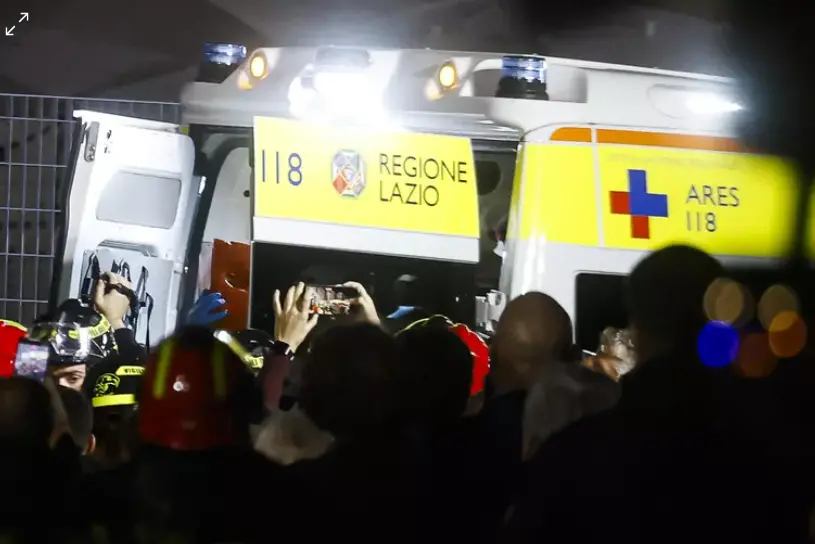 Il trasporto dell'operaio in ospedale