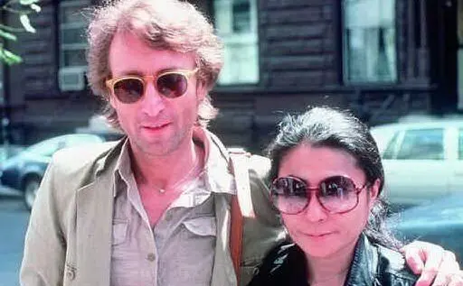 Ha conosciuto John Lennon a Londra, in occasione di una sua mostra