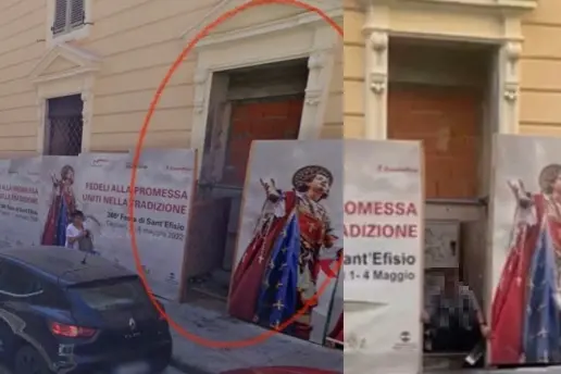La nicchia in via Sassari: nell'immagine a destra, "utilizzata" da un passante