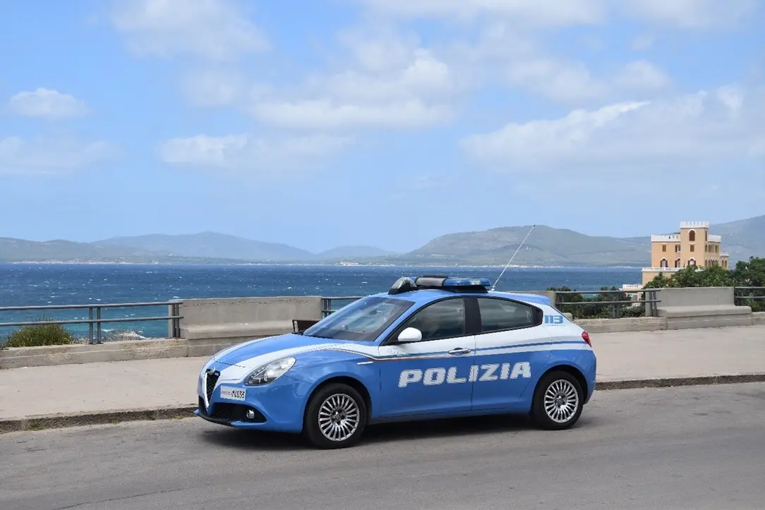 Una macchina della polizia ad Alghero