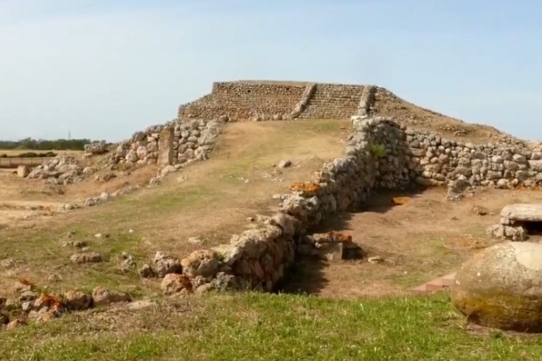 L'altare pre-nuragico di Monte d'Accoddi (archivio L'Unione Sarda)