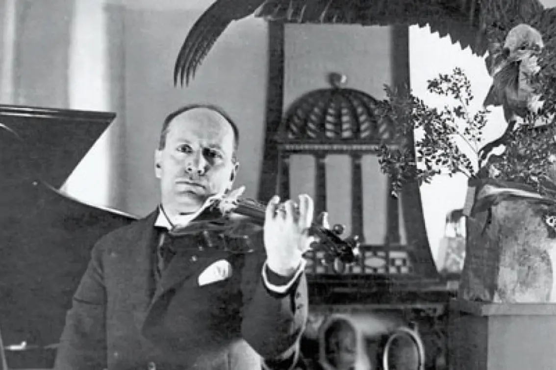 Mussolini impegnato a suonare il violino