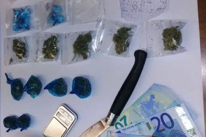 Parte della droga e dei soldi sequestrati